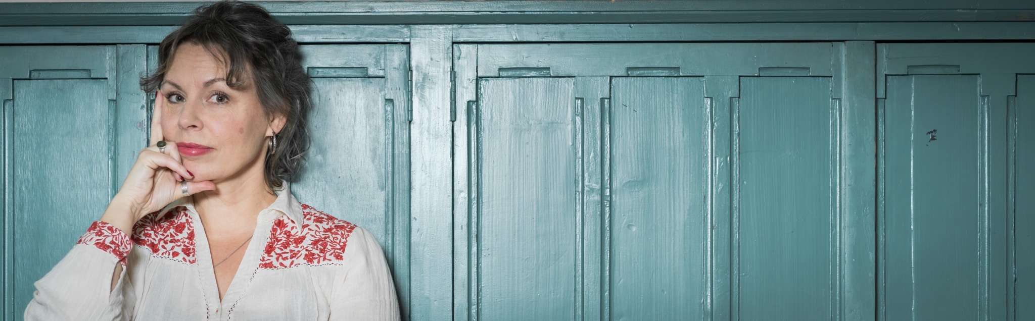 Loes bij de turquoise kast